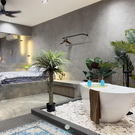 Lux Studio W Bathtub - Linked To Quill City Mall